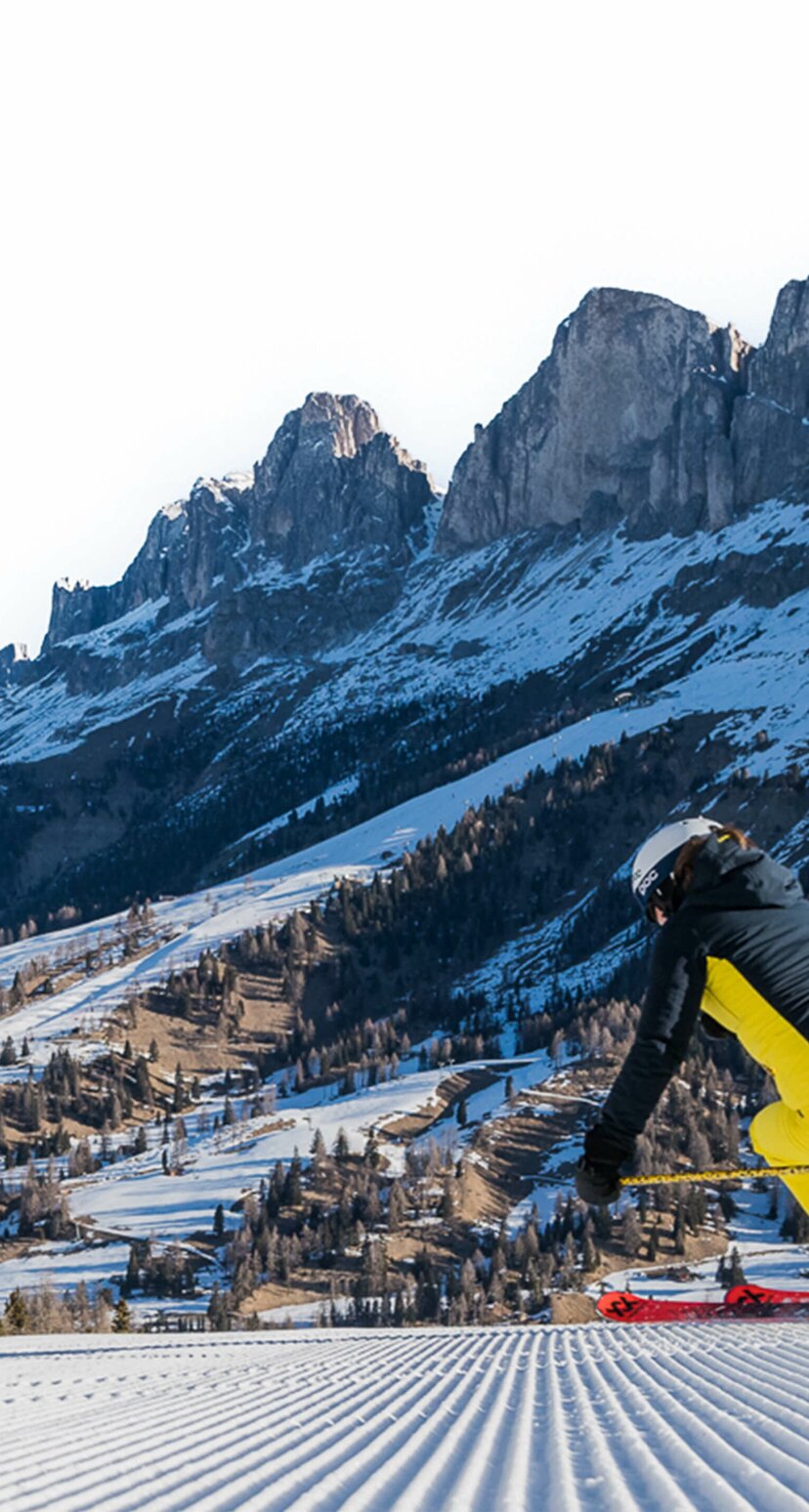 Sciare a Carezza Dolomites | © Carezza Dolomites/Harald Wisthaler Sciatore in discesa sulla pista Pra di Tori - vista Catinaccio | © Carezza Dolomites/Harald Wisthaler