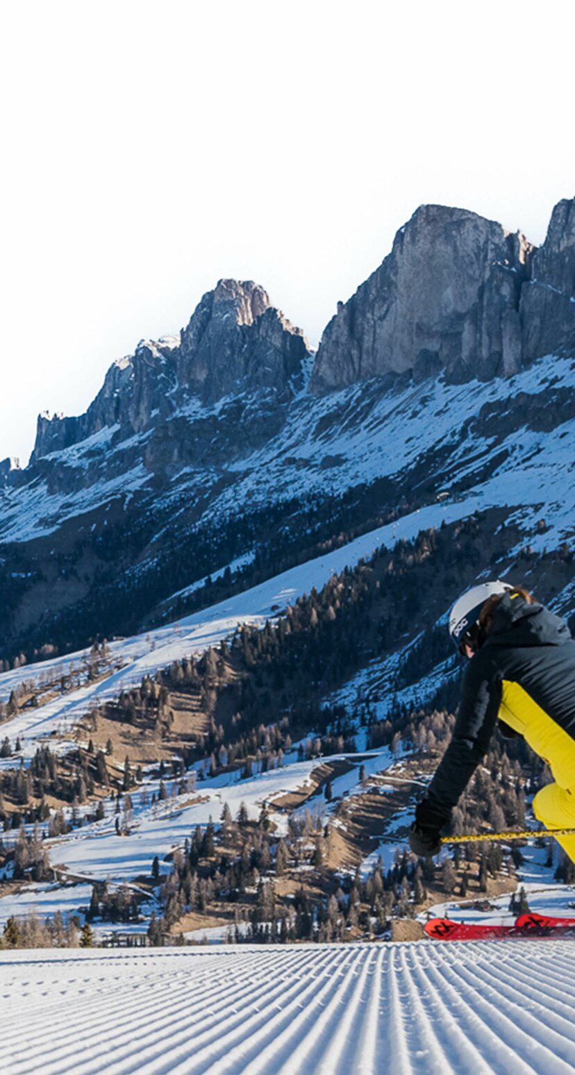 Sciatore in discesa sulla pista Pra di Tori - vista Catinaccio | © Carezza Dolomites/Harald Wisthaler