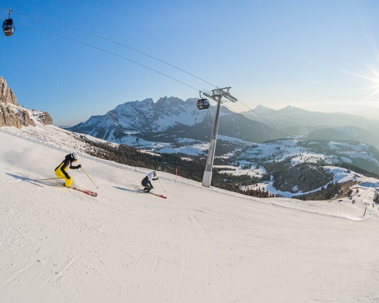 Sciatore pista Re Laurino Vista sul Latemar | © Carezza Dolomites/Harald Wisthaler