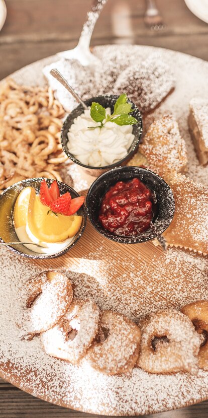 Piatto da dessert | © Eggental Tourismus/Thomas Monsorno Tipici Strauben, ciambelle, kiachel di mele e strudel | © Eggental Tourismus/Thomas Monsorno