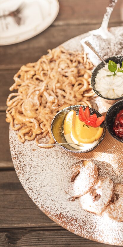 Piatto da dessert | © Eggental Tourismus/Thomas Monsorno Tipici Strauben, ciambelle, kiachel di mele e strudel | © Eggental Tourismus/Thomas Monsorno