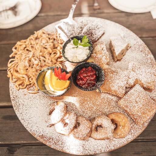 Dessertplatte | © Eggental Tourismus/Thomas Monsorno Typische Strauben, Krapfen, Apfelkiachel und Strudel | © Eggental Tourismus/Thomas Monsorno