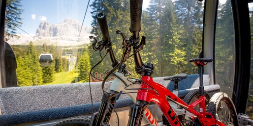 Bike Transport Kabinenbahn Welschnofen | © Eggental Tourismus/Jens Staudt Kabinenbahn, Bikes, Ausblick Rosengarten | © Eggental Tourismus/Jens Staudt