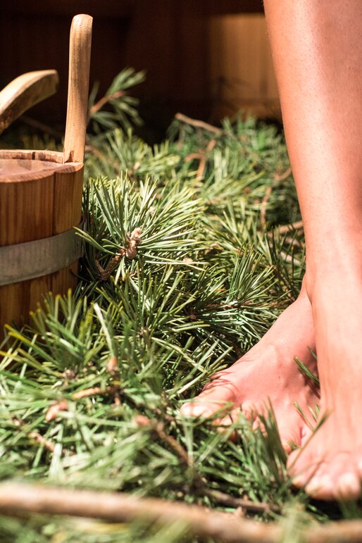 Wellness Hotel Pfösl | © Hotel Pfösl Sauna di pino montano a piedi nudi | © Hotel Pfösl