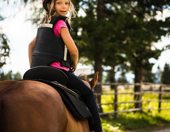 Corsi di equitazione per bambini Angerle Alm | © Eggental Tourismus/StorytellerLabs Ragazza a cavallo | © Eggental Tourismus/StorytellerLabs