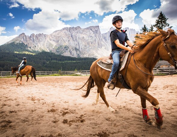Maneggio Angerle Alm Carezza/Val d'Ega | © Eggental Tourismus/StorytellerLabs Maneggio con vista sul Latemar | © Eggental Tourismus/StorytellerLabs