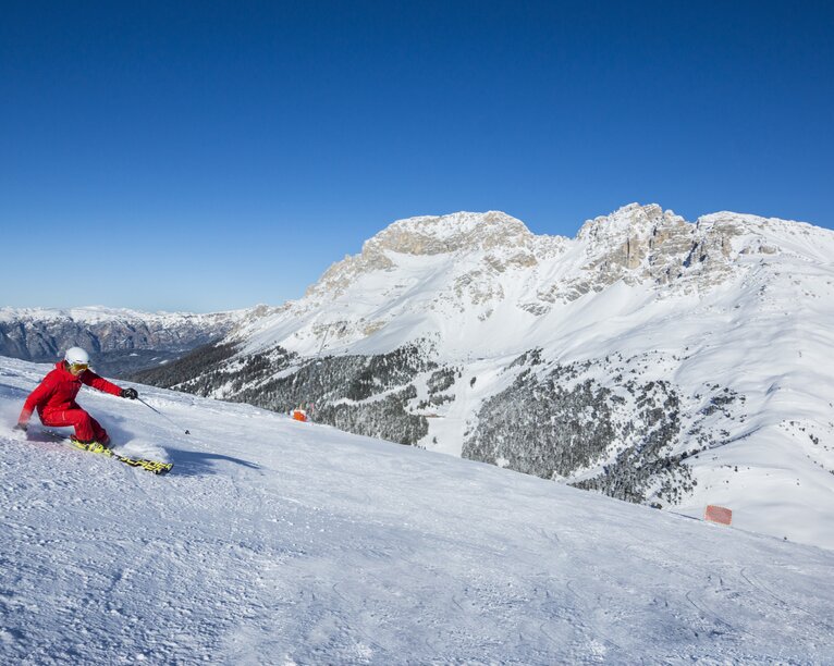 paesaggio | © Ph. Paolo Codeluppi sciatore pista inverno montagne | © Ph. Paolo Codeluppi