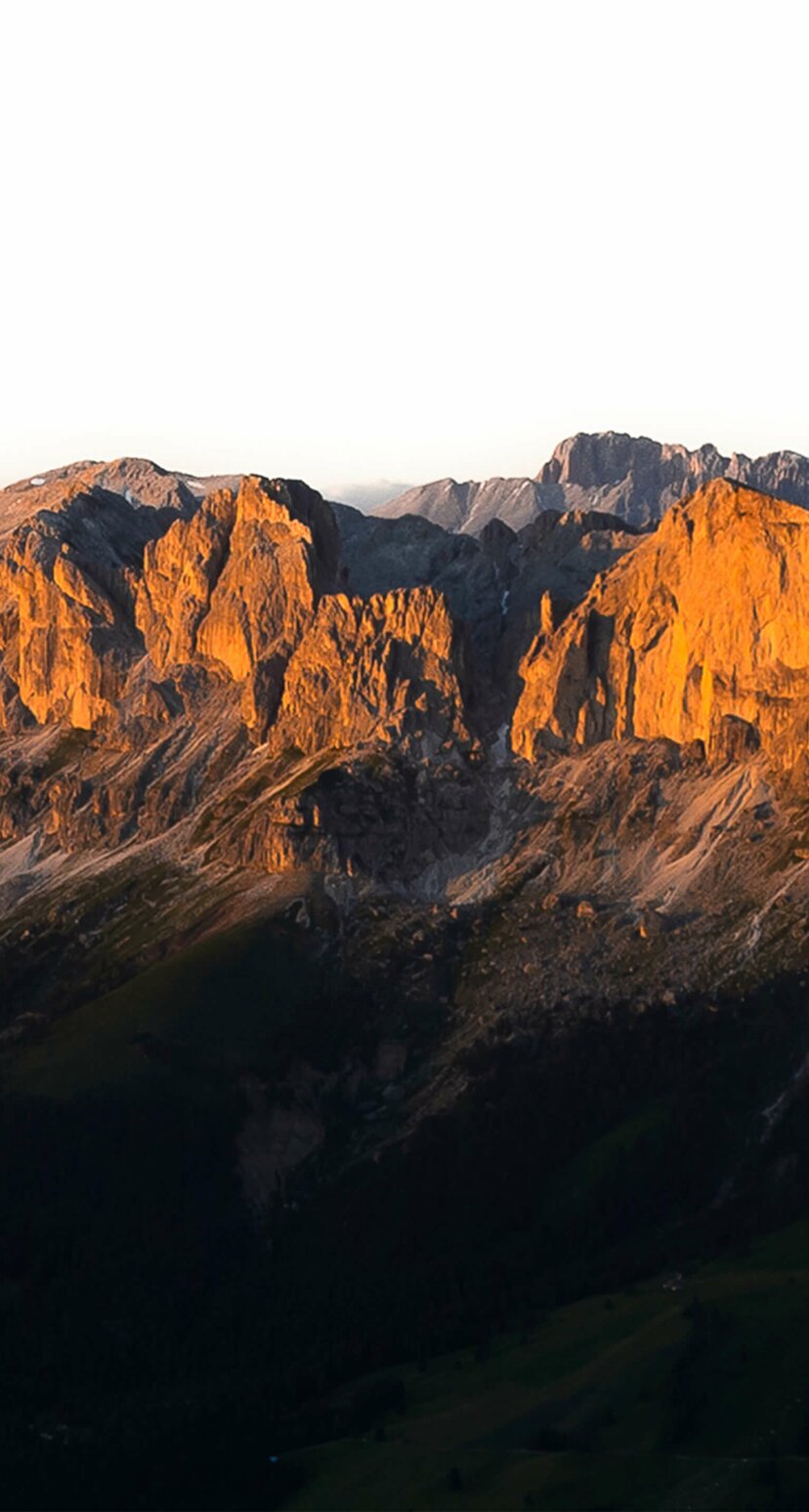Bergkette Rosengarten im Abendrot | © Valentin Pardeller Rot erleuchtete Bergkette Rosengarten - Dolomiten | © Valentin Pardeller