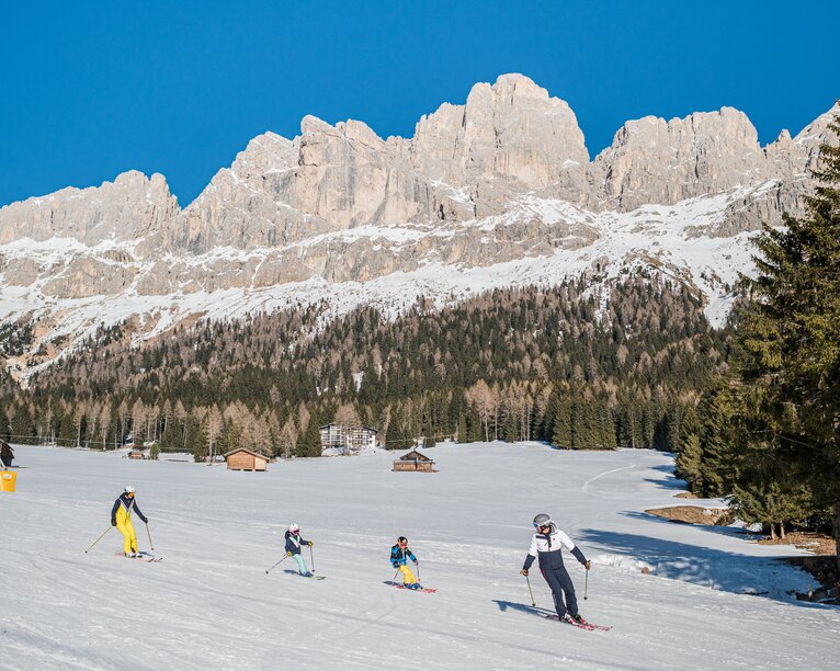 Skifahren mit Familie in Carezza | © Carezza Dolomites/Harald Wisthaler Skifahren Familie mit Kinder Blick Rosengarten | © Carezza Dolomites/Harald Wisthaler