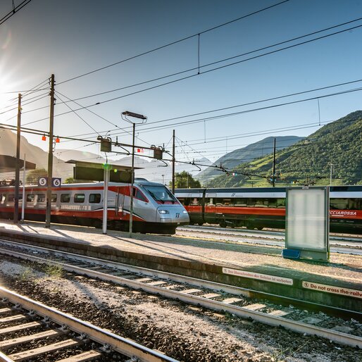 Anreise mit Zug | © IDM Südtirol-STA/Manuela Tessaro Zugbahnhof Bozen - Schnellzug | © IDM Südtirol-STA/Manuela Tessaro