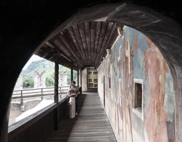 Schloss Runkelstein Bozen | © Alex Filz Paar betrachtet Fresken Schloss Runkelstein | © Alex Filz