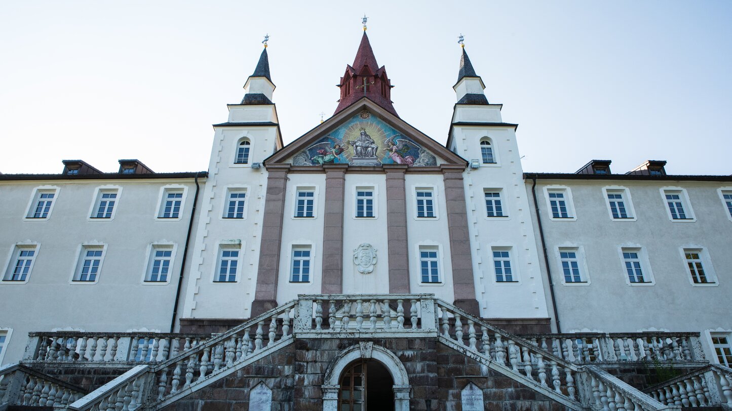 Maria Weissenstein | © Eggental Tourismus/StorytellerLabs Maria Weissenstein Vorderseite mit Freske | © Eggental Tourismus/StorytellerLabs