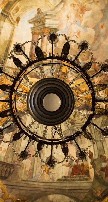 Wallfahrtsort Maria Weissenstein Eggental Dolomiten Südtirol | © Eggental Tourismus/StorytellerLabs Decke Fresken Kronleuchter Kirche | © Eggental Tourismus/StorytellerLabs