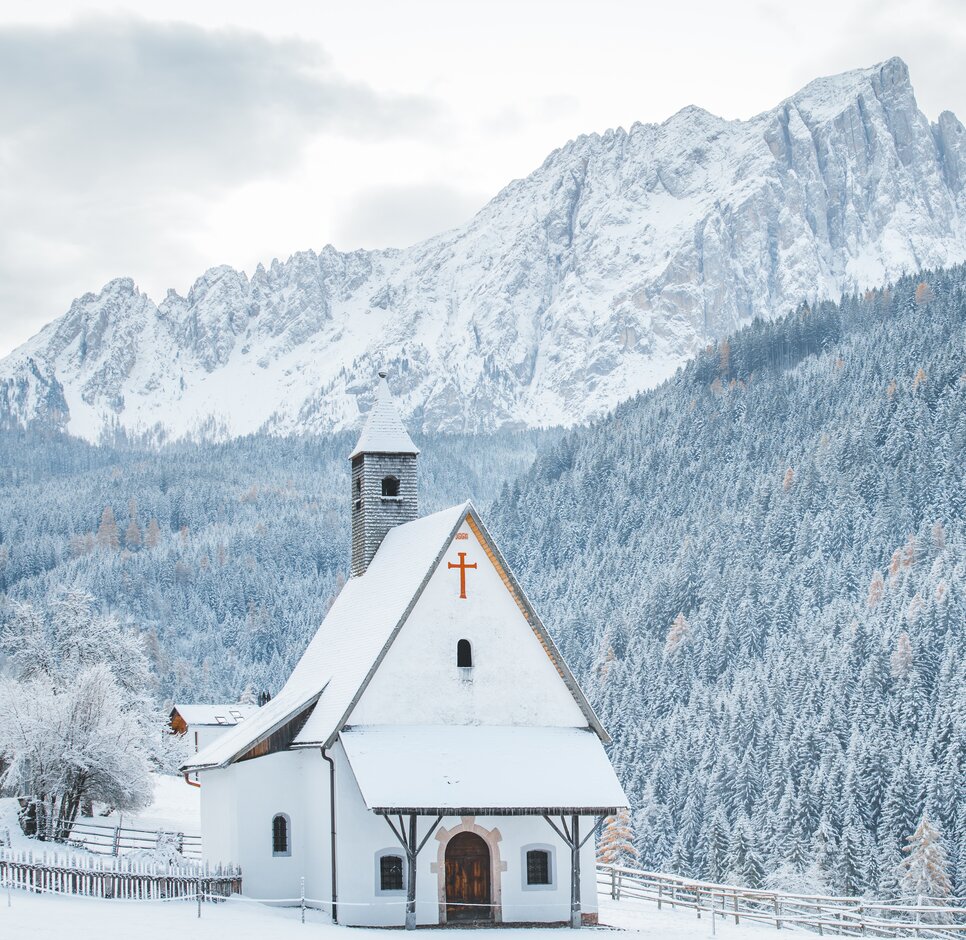 Sebastian Kirche Welschnofen Winter | © StorytellerLabs Sebastian Kirchlein Winter verschneiter Latemar | © StorytellerLabs