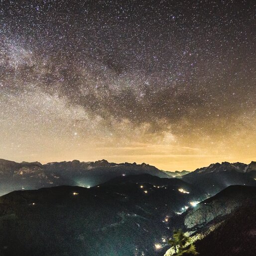 Sternenhimmel über dem Eggental | © David Gruber Sternenhimmel Sommer Blick auf Rosengarten und Latemar | © David Gruber