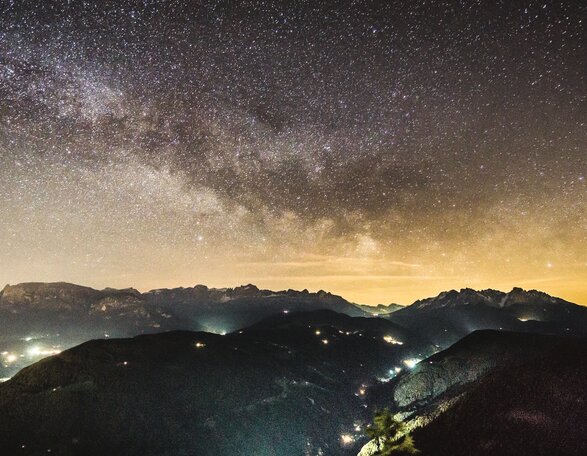 Sternenhimmel über dem Eggental | © David Gruber Sternenhimmel Sommer Blick auf Rosengarten und Latemar | © David Gruber