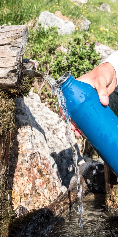 Hike Rosengarten Hirzelsteig | © Carezza Dolomites/Thomas Monsorno Drinking water Rosengarten Hirzelsteig path | © Carezza Dolomites/Thomas Monsorno