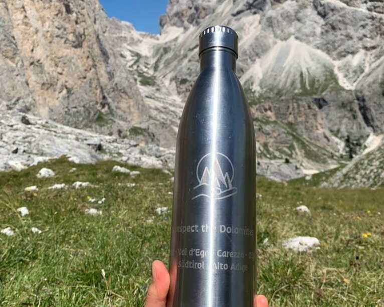 Eggental Trinkflasche mit Blick auf Rosengarten | © Eggental Tourismus/Stephanie Völser