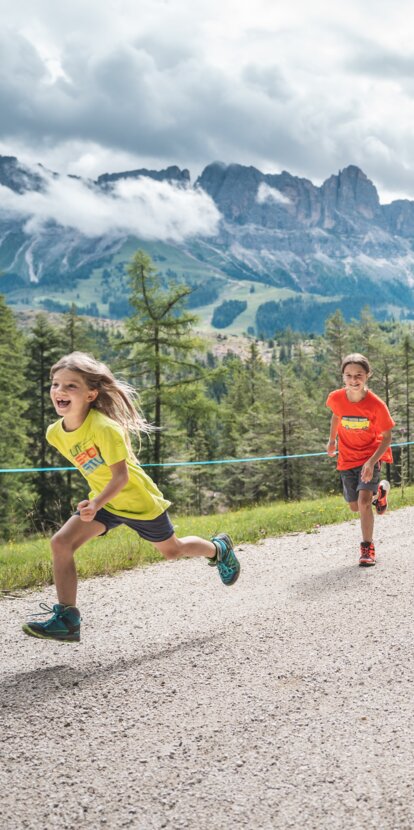 Höfewanderung Welschnofen | © Thomas Monsorno Familie mit Kindern wandern Rosengarten | © Thomas Monsorno