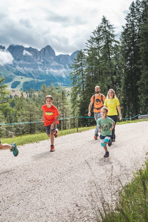 Farm hike Welschnofen | © Thomas Monsorno Family with children hiking Rosengarten | © Thomas Monsorno