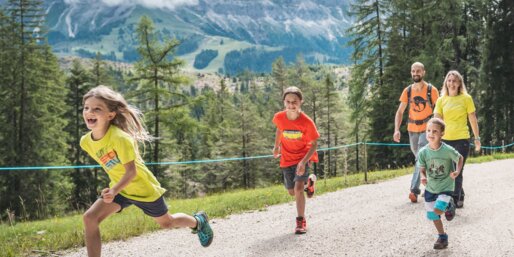 Höfewanderung Welschnofen | © Thomas Monsorno Familie mit Kindern wandern Rosengarten | © Thomas Monsorno