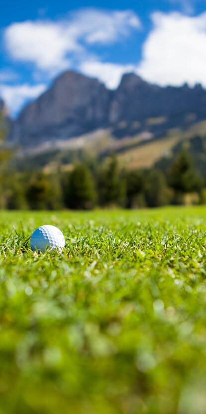 Golfclub Carezza | © Golf and Country Golfball mit Aussicht auf Rosengarten | © Golf and Country