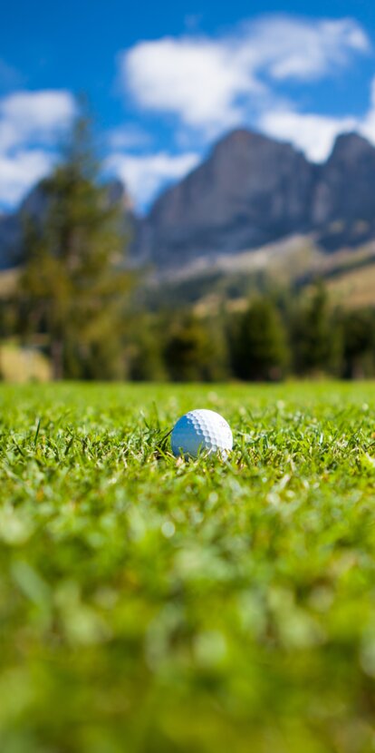 Golfclub Carezza | © Golf and Country Golfball mit Aussicht auf Rosengarten | © Golf and Country