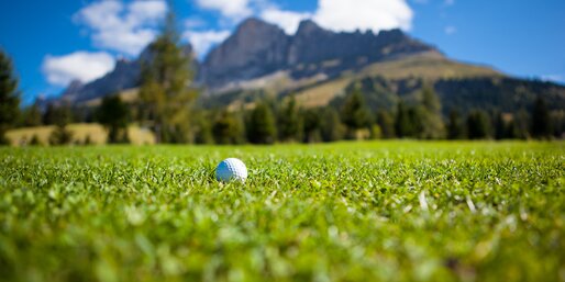 Golfclub Carezza | © Golf and Country Golf ball with a view of the Rosengarten | © Golf and Country