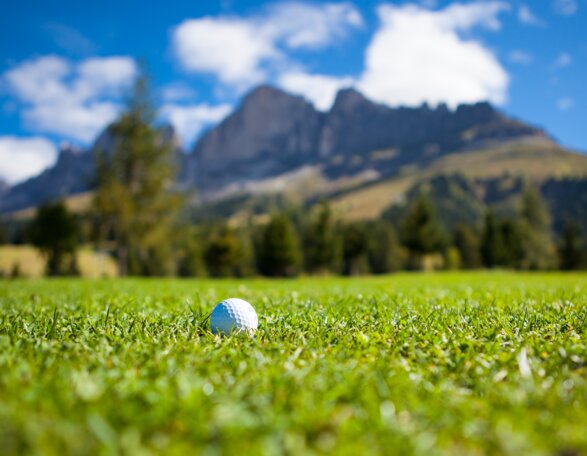 Golfclub Carezza | © Golf and Country Golfball mit Aussicht auf Rosengarten | © Golf and Country