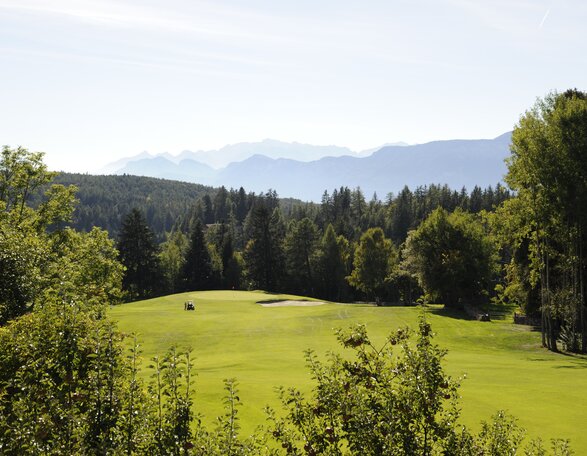 Golfclub Petersberg | © Golfclub Petersberg Golfplatz in Petersberg mit Aussicht auf umliegende Bergwelt | © Golfclub Petersberg