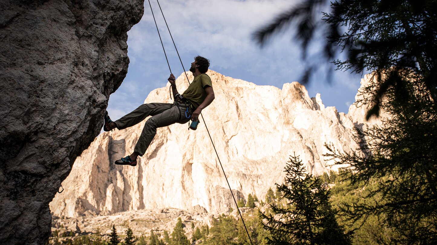 Klettergärten in den Dolomiten des Eggental | © Alexandra Näckler Abseilen Sportklettern  | © Alexandra Näckler