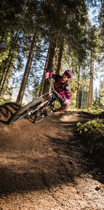 Carezza Biketrail | © Harlad Wisthaler Downhillerin auf Carezza Biketrail | © Harlad Wisthaler