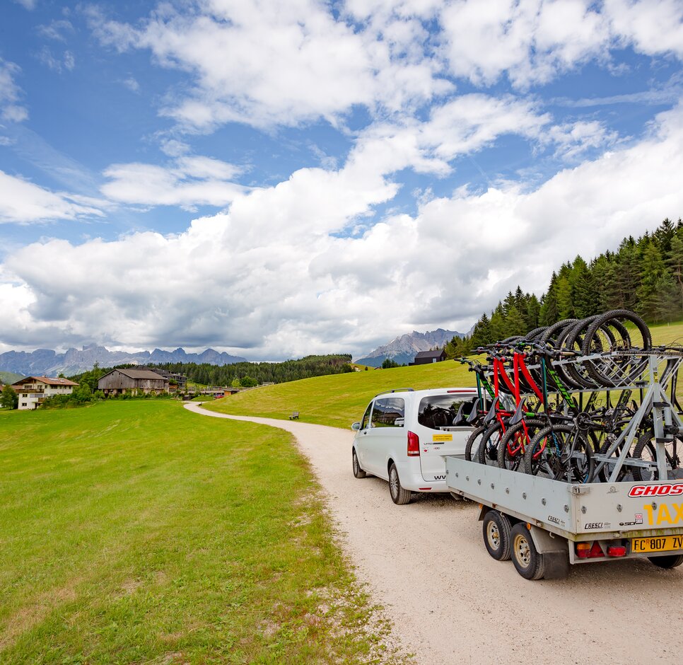 MTB Transport Eggental | © Jens Staudt MTB Taxi mit Anhänger Eggental Dolomiten | © Jens Staudt