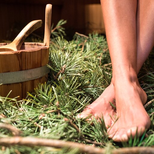 Wellness Hotel Pfösl | © Hotel Pfösl Barfuß Latschen Sauna | © Hotel Pfösl