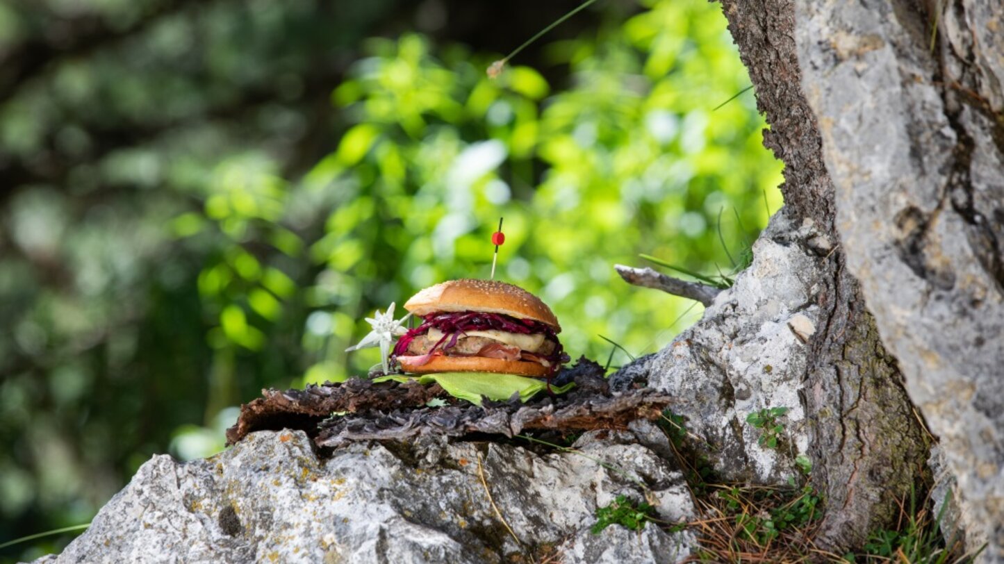Kulinarische Wildgerichte im Eggental | © Günther Pichler Burger mit Wildfleisch im Wald | © Günther Pichler