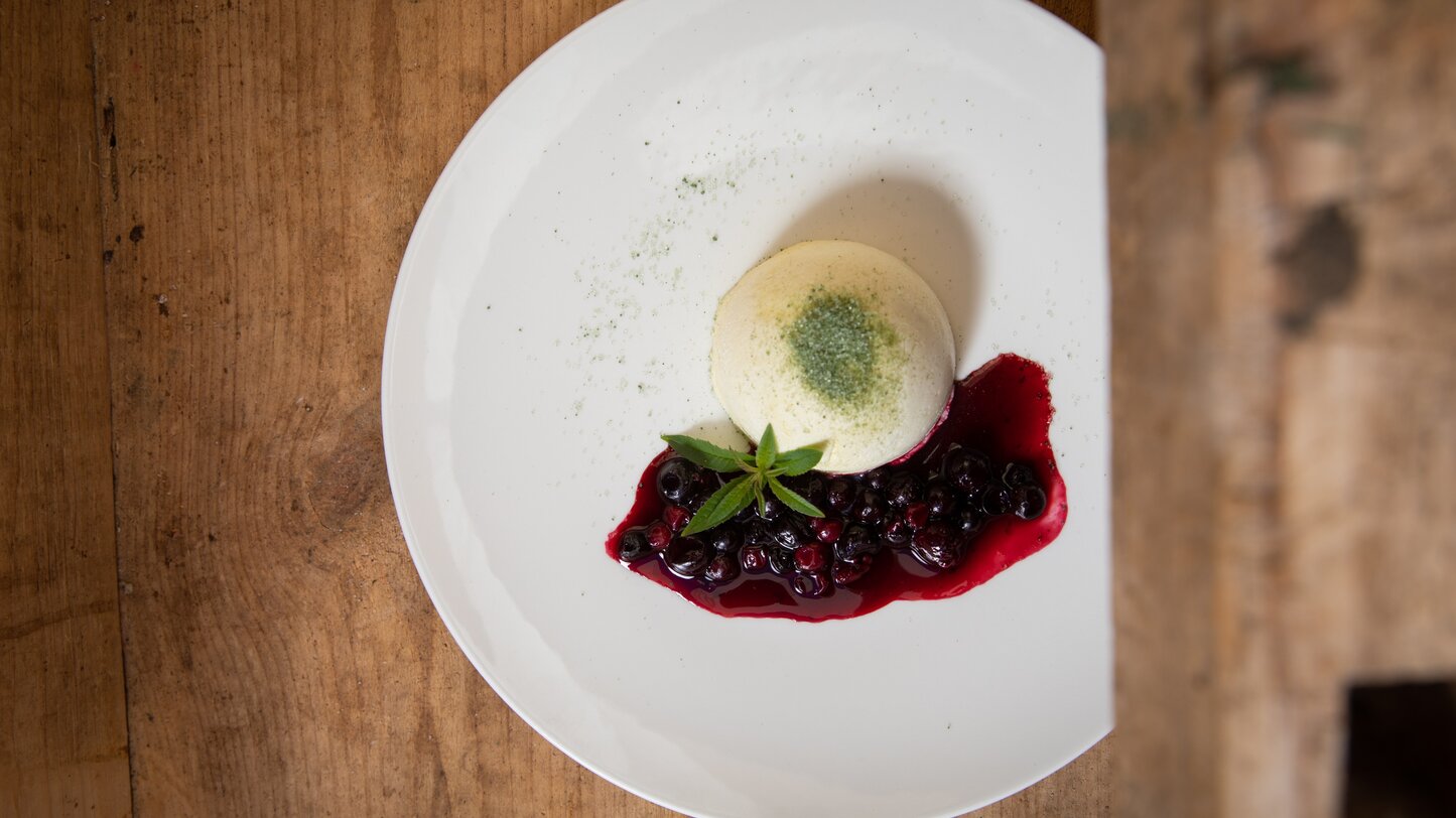 Desserts Wild & Waldwochen Eggental | © Günther Pichler Pannacotta mit Preiselbeeren | © Günther Pichler