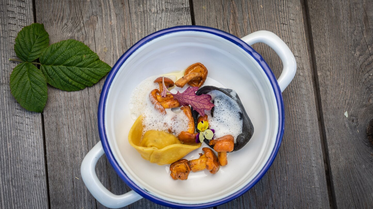 Vorspeisenteller bei den Wild und Waldwochen im Eggental | © Günther Pichler Teigtaschen mit Pfifferlingen und Schaum | © Günther Pichler