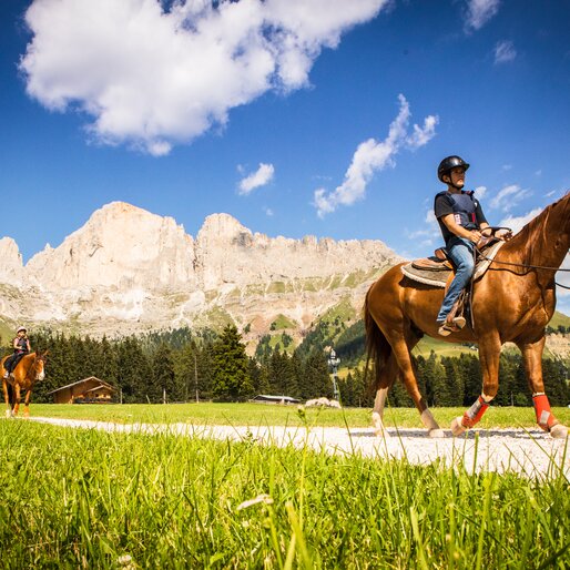 Reiten Angerle Alm | © Eggental Tourismus/StorytellerLabs Kinder reiten Blick Rosengarten | © Eggental Tourismus/StorytellerLabs