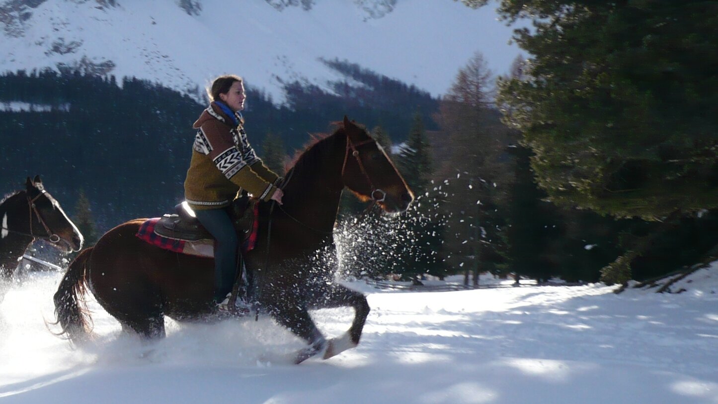 Winterreiten Angerle Alm | © Angerle Alm Ausritt im Schnee mit Blick auf Latemar | © Angerle Alm