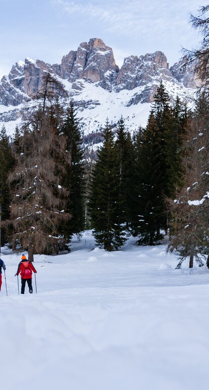 Schneeschuhwandern unterm Rosengarten in den Dolomiten | © Eggental Tourismus/Clicktext Schneeschuhwanderer unterm Rosengarten | © Eggental Tourismus/Clicktext