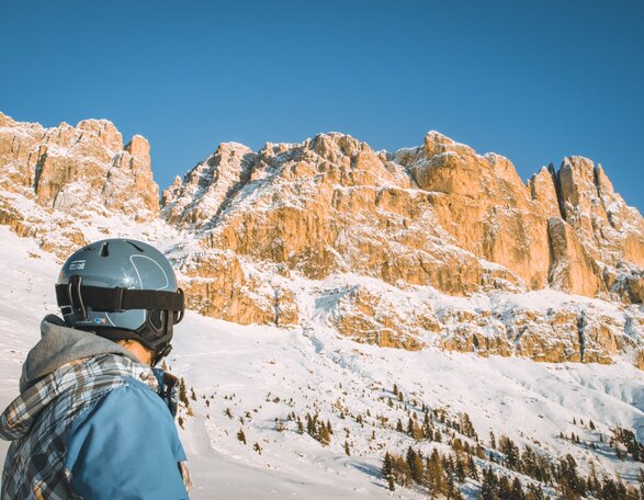 Skitouren Rosengarten Dolomiten | © Carezza Dolomites/StorytellerLabs Skitourengeher Blick auf Rosengarten in Abendrot | © Carezza Dolomites/StorytellerLabs