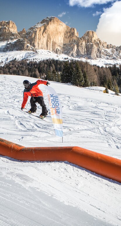 Snowpark Carezza Dolomites | © Carezza Dolomites/F-Tech DFD-Tank Snowboarder Blick Rosengarten | © Carezza Dolomites/F-Tech